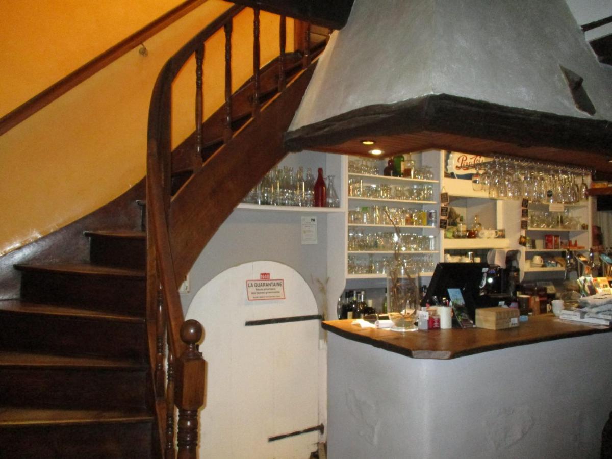 Auberge "Au Bon Accueil" Crouzilles Exterior photo