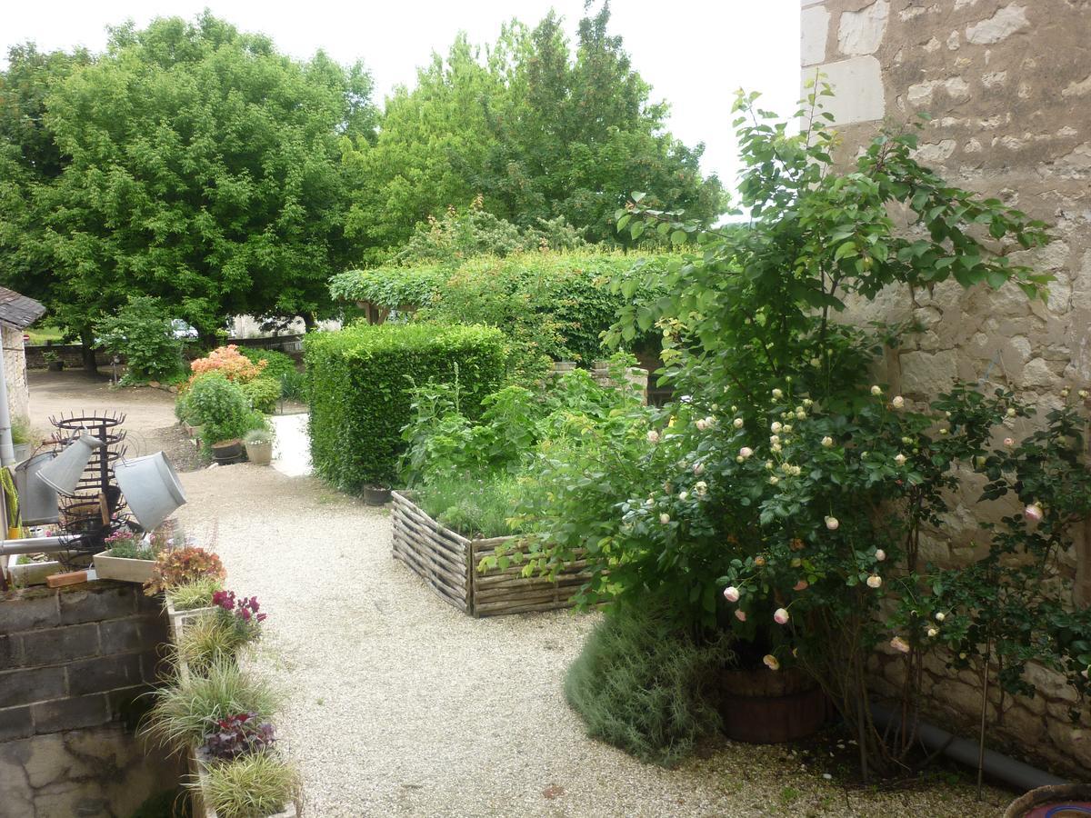 Auberge "Au Bon Accueil" Crouzilles Exterior photo